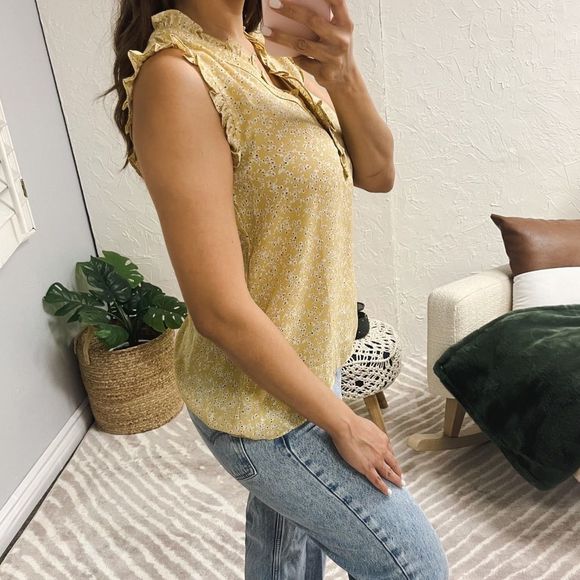 Everleigh Top Size XS Blouse Floral Yellow White Sleeveless Button Shirt V-neck - Picture 2 of 10